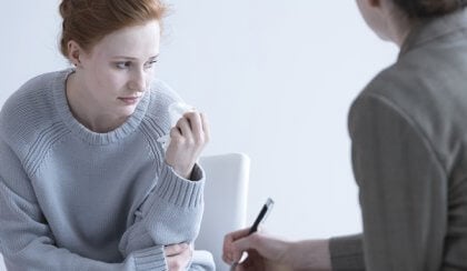 A therapist using the Hamilton Anxiety Rating Scale on a patient.