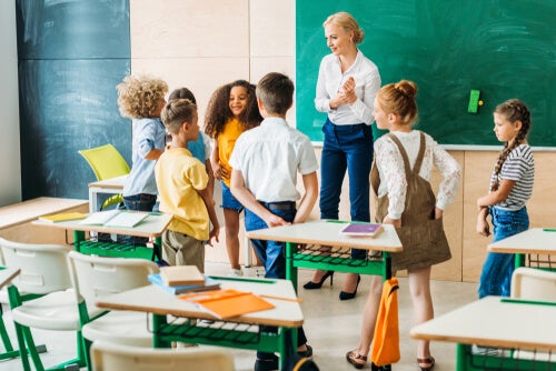 A woman talking to a group of children.