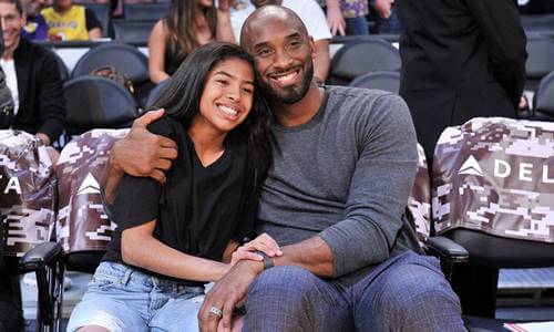 Kobe Bryant halaa tytärtään.
