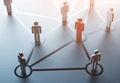 Figures representing workers connected by lines.