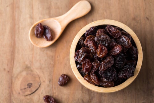A bowl of raisins.