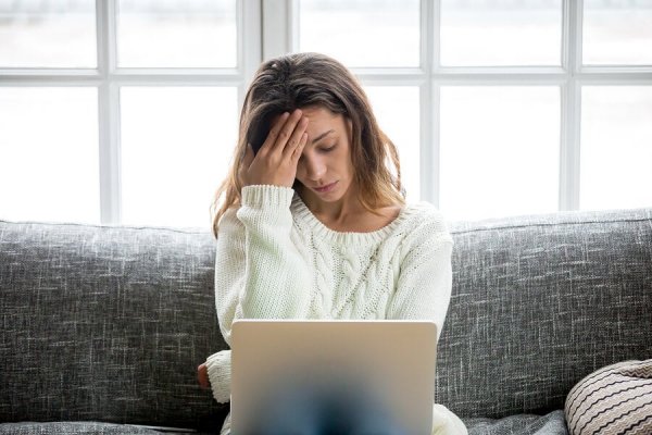 Zestresowana kobieta z laptopem