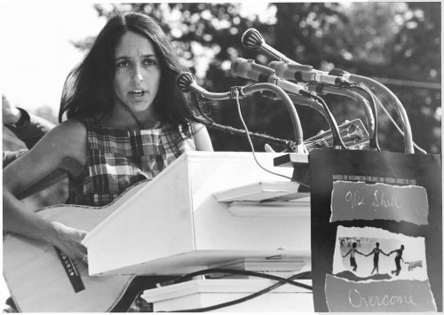 A young Joan Báez singing "We Shall Overcome".