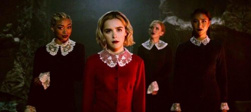 En gruppe venner i Chilling Adventures of Sabrina.