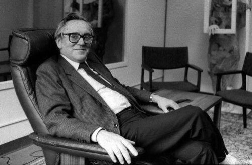 Minuchin seated on a chair.