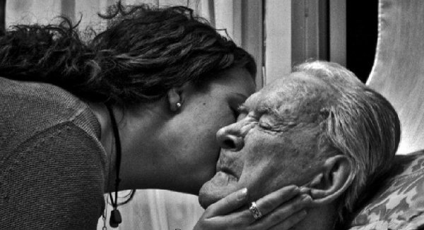 Vrouw kust haar oudere familielid op de wang
