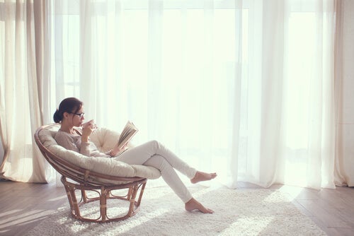 Kvinde læser i en behagelig stol