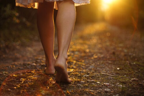 Een vrouw die op blote voeten loopt