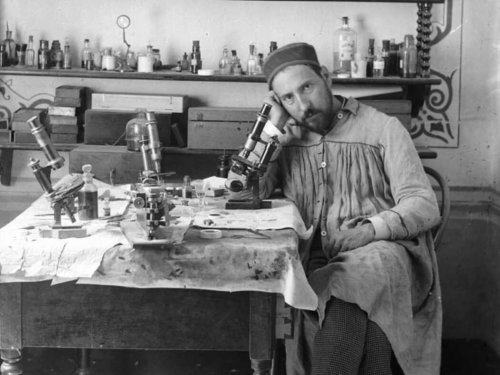 Ramón y Cajal in his lab.