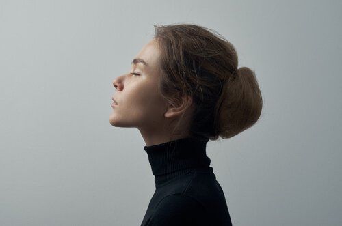 A woman thinking about the wandering mind.