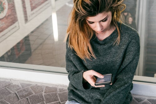 Kvinde ser på sin telefon