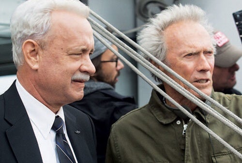 Tom Hanks and Clint Eastwood in a scene of Sully: Miracle on the Hudson.