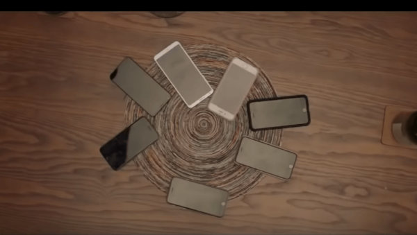 Een stel mobiele telefoons op een tafel