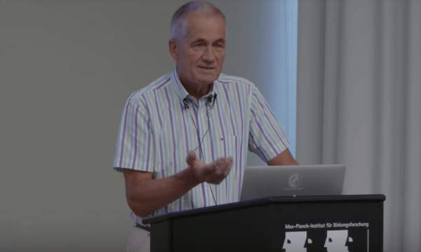 Peter Gøtzsche holder foredrag.