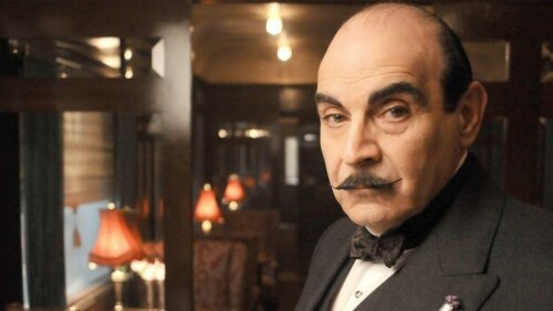 Wizerunek Herkulesa Poirota w garniturze.