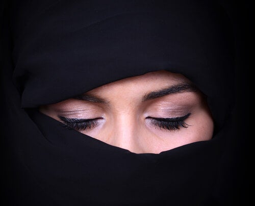 A woman with a niqāb.