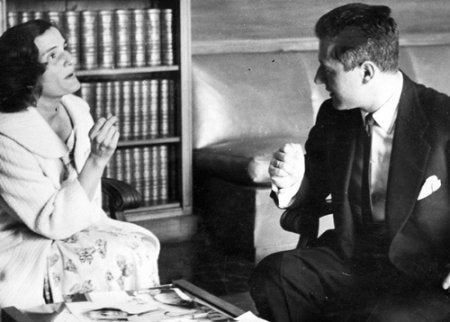 Torcuato Luna de Tena talking with a woman.