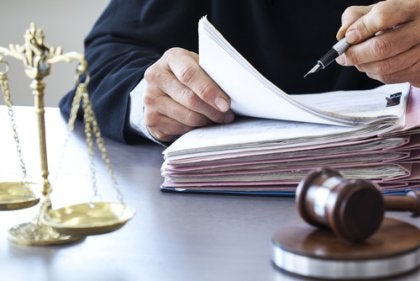 A judge requesting a forensic psychologist.