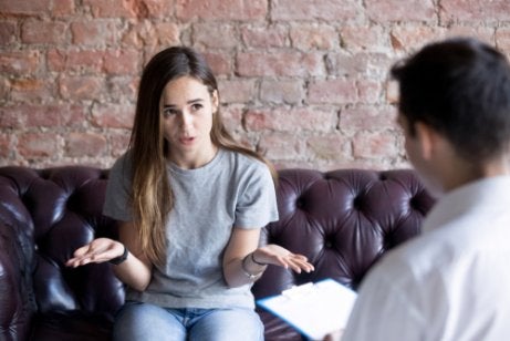 A woman talking to her psychologist.