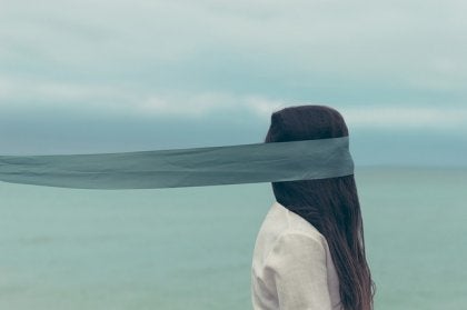 Vrouw met blinddoek