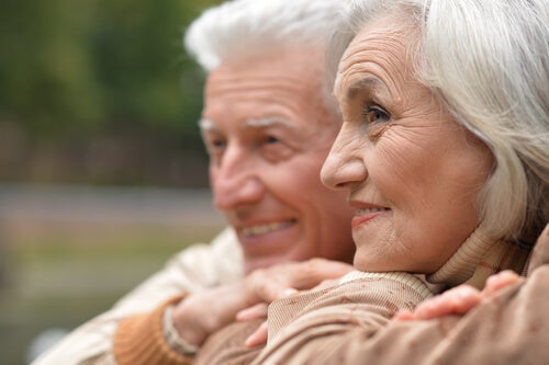 An elderly couple smiling.
