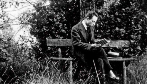 Rilke reading a book.