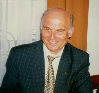 A photo of a smiling Ryszard Kapuściński.