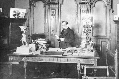 Torcuato Luca de Tena at a table.