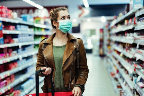 A woman walking through the supermarket.