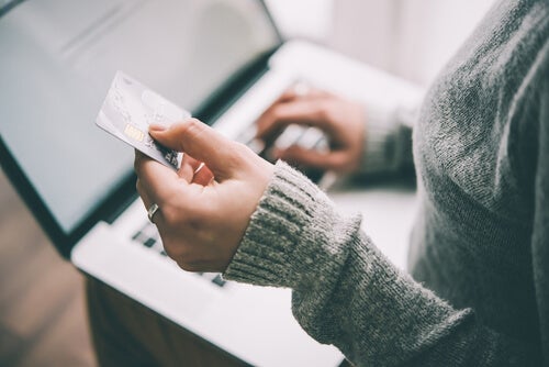 A woman using her credit card online.