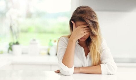 A sad woman with parents who psychologically abuse her.