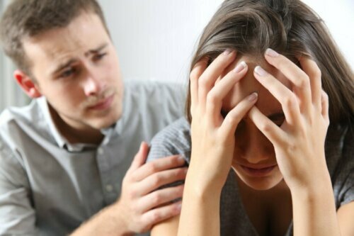 En kille som försöker trösta sin flickvän med känslomässig hjälp.