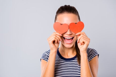 A woman with hearts over her eyes putting her partner on a pedestal.