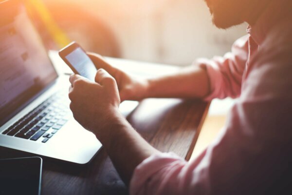 Man zit op sociale media tijdens zijn werk