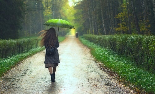 Een vrouw in de regen