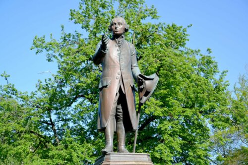A sculpture of Kant.