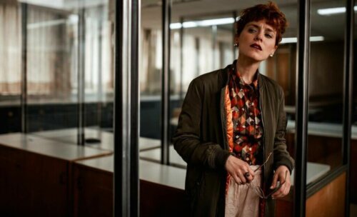 Vrouw is op haar hoede