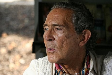 A photo of Antonio Gala talking.