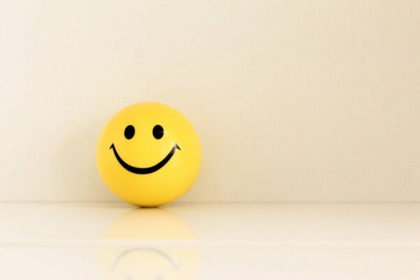 Een bal met een smiley erop