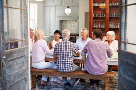 Venner spiser middag sammen