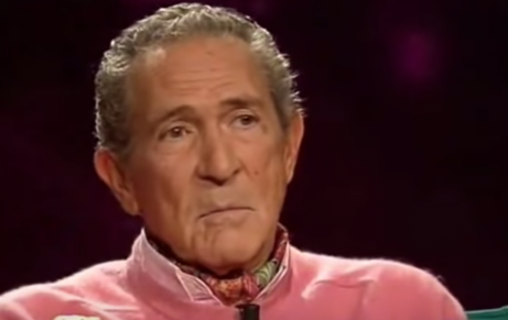 A photo of Antonio Gala talking.