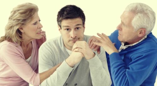 Kibbelende ouders met zoon in het midden