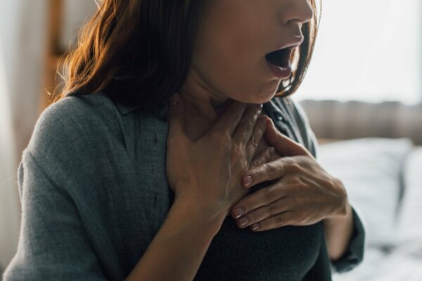 Kvinde kæmper med at håndtere et panikanfald