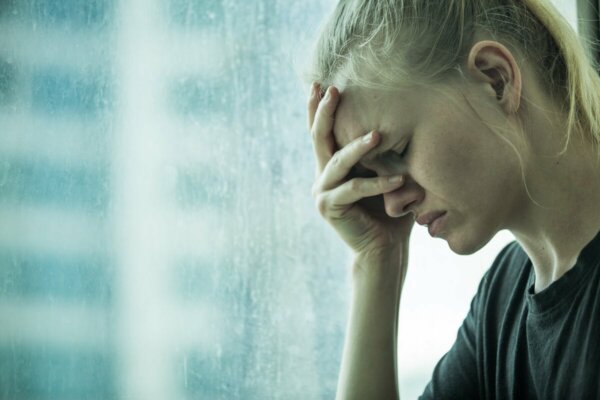 A woman trying to exercise self-control over her anxiety.