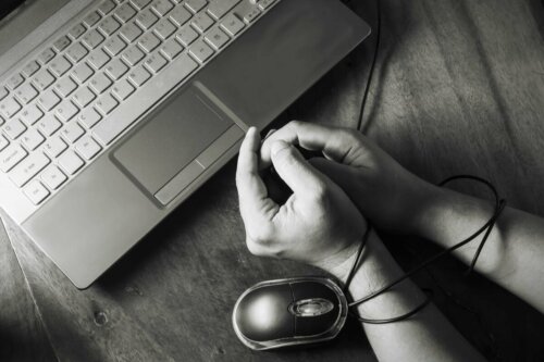 A person with their hands tied, representing internet addiction.