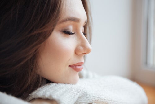 A relaxed woman.
