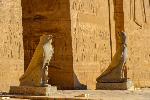 An entrance to Horus temple.