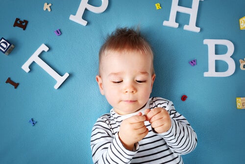 A child analyzing an object.