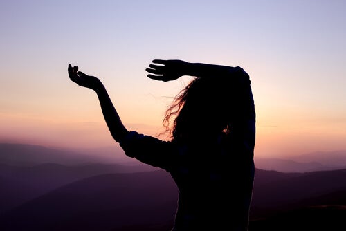 Dansende vrouw bij zonsondergang