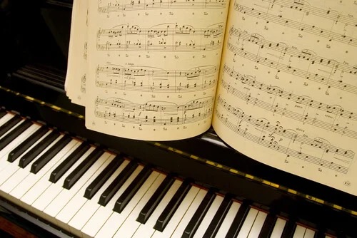 Ett piano och ett notblad.